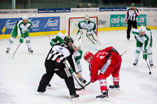 Rögles Christopher Liljewall tekar mot Rapperswil-Jona