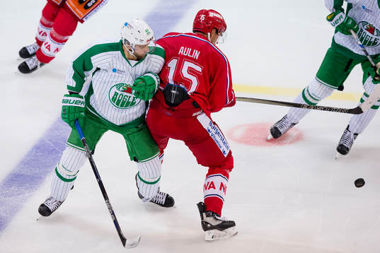 Rögles Dominik Granak tacklar Rapperswil-Jona Lakers Jared