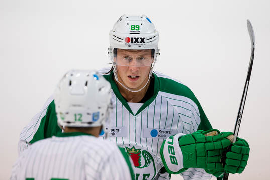 Rögles David Åslin pratar med Jack Connolly