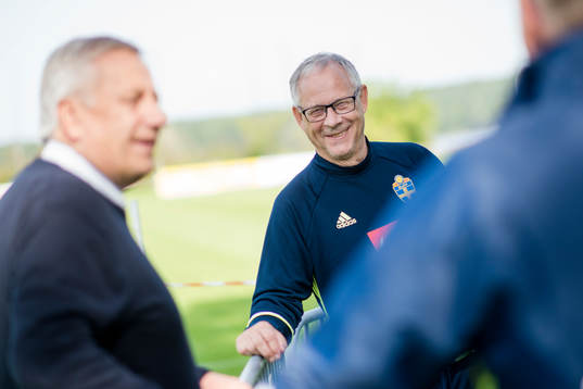 Rådgivare Lars Lagerbäck i samtal med tidigare