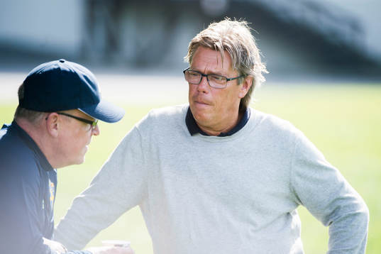 Förbundskapten Janne Andersson i samtal med Djurgårdens