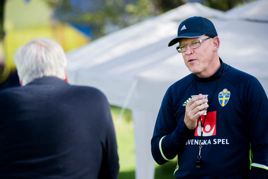 Förbundskapten Janne Andersson i samtal med tidigare
