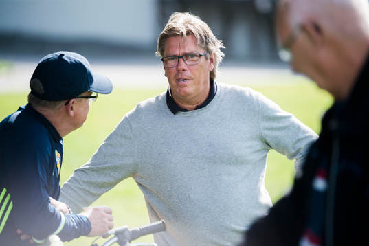 Förbundskapten Janne Andersson i samtal med Djurgårdens