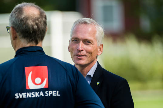 Rådgivare Lars Lagerbäck i samtal med generalsekreterare