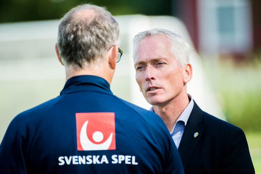 Rådgivare Lars Lagerbäck i samtal med generalsekreterare