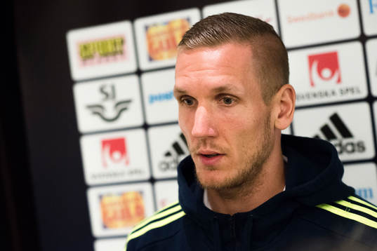 Robin Olsen i mixed zone
