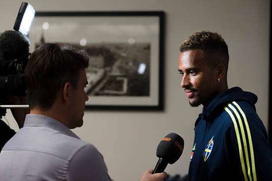 Isaac Kiese Thelin i mixed zone