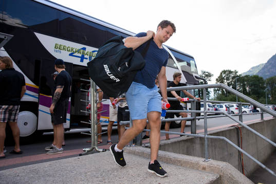 Rögles Viktor Lindgren går in till arenan innan en