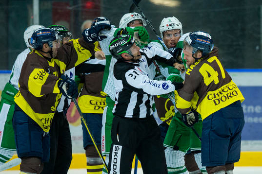 Stökigt vid Ambri-Piottas mål mellan Rögles Daniel