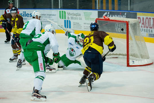 Ambri-Piottas Jason Fuchs skjuter 1-0 bakom Rögles
