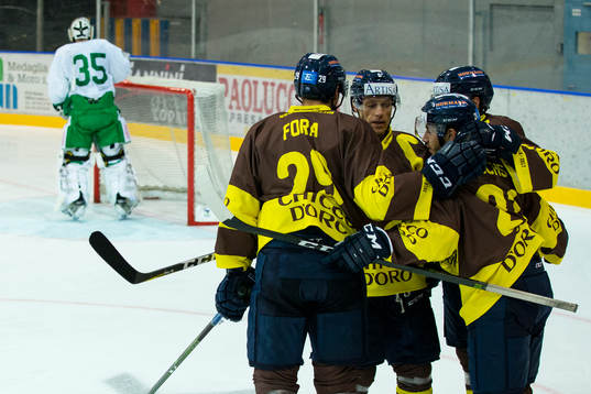 Ambri-Piottas Jason Fuchs jublar ihop med lagkamrater