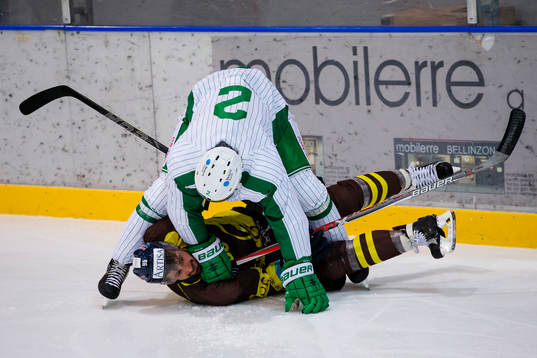 Rögles Anton Cederholm tacklar omkull Ambri-Piottas Adrien