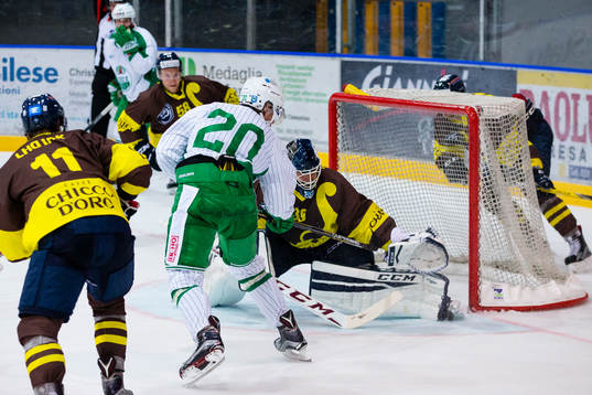 Rögles Mathias From skjuter ett skott som Ambri-Piottas