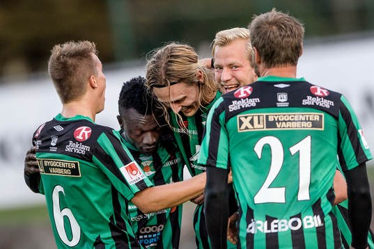 Varbergs Joakim Lindner (mitten) har gjort 1-0 och laget