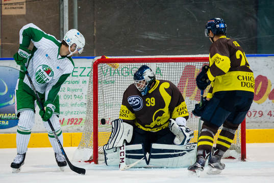 Ambri-Piottas målvakt Sandro Zurkirchen släpper in