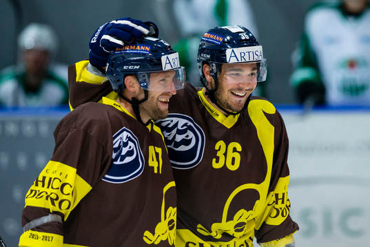 Ambri-Piottas Mikko Mäenpää och Matt D’Agostini jublar