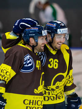 Ambri-Piottas Mikko Mäenpää och Matt D’Agostini jublar