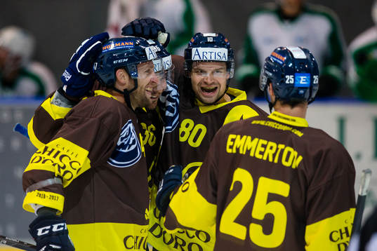 Ambri-Piottas Mikko Mäenpää, Matt D’Agostini och Janne