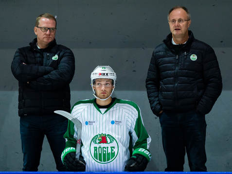 Rögles Simon Ryfors mellan assisterande tränare Magnus