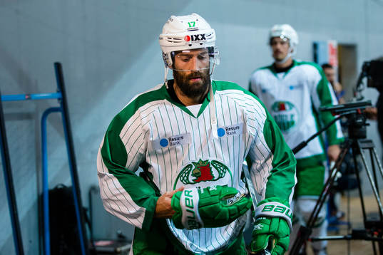 Rögles Taylor Matson innan en träningsmatch i ishockey