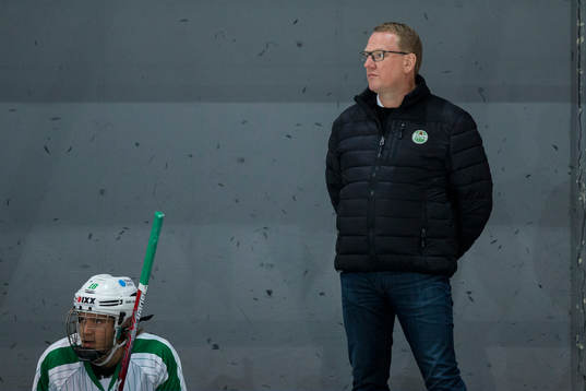 Rögles Timothy Liljegren på bänken, bakom står