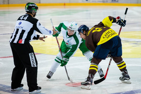 Rögles Filip Karlsson tekar mot Ambri-Piottas Lukas Lhotak