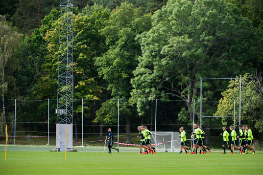 Uppvärmning före en träning med Sveriges fotbollslandslag