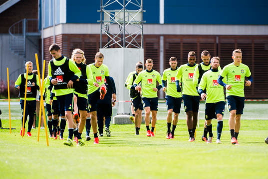 Uppvärmning före en träning med Sveriges fotbollslandslag
