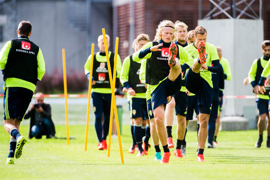 Oscar Hiljemark värmer upp före en träning med Sveriges
