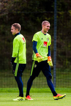 målvakt Patrik Carlgren och målvakt Robin Olsen