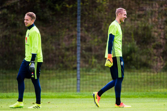 målvakt Patrik Carlgren och målvakt Robin Olsen