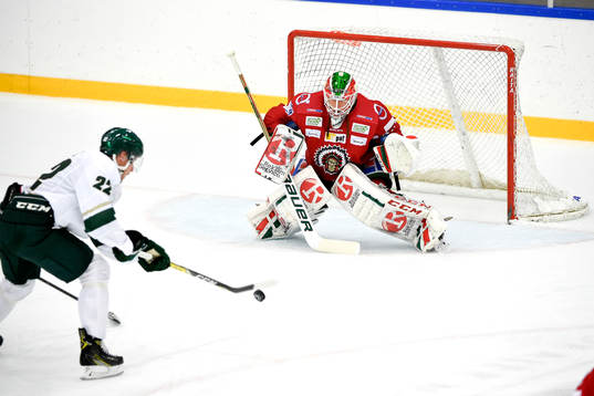 Färjestads Per Åslund kommer fri mot Frölundas målvakt