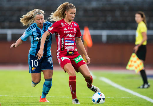 Djurgårdens Madeleine Stegius i kamp om bollen med Piteås