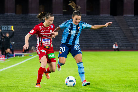 Piteås Lena Blomkvist i kamp om bollen med Djurgårdens