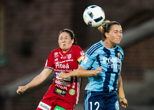 Piteås Josefin Johansson i en nickduell med Djurgårdens