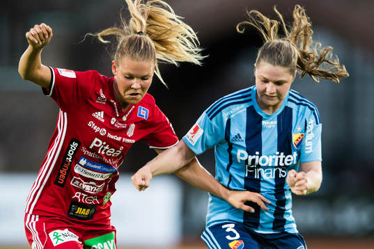Piteås Nina Jakobsson i en närkamp med Djurgårdens Kim