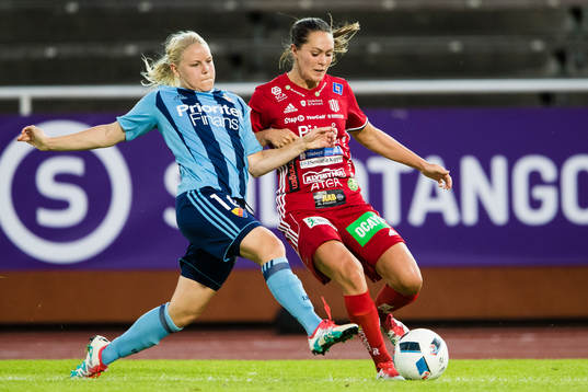 Djurgårdens Sofia Nilsson i kamp om bollen med Piteås