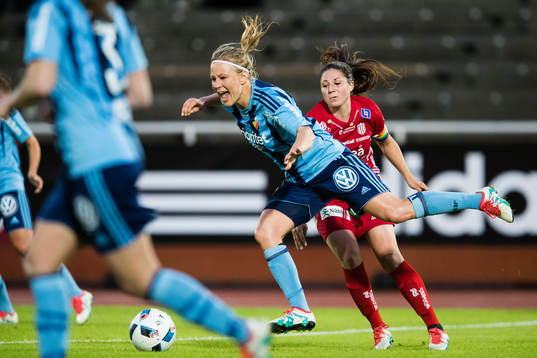 Djurgårdens Katrin Schmidt går omkull i en närkamp med