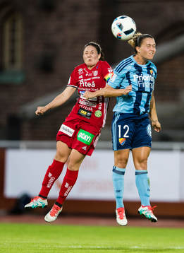 Piteås Josefin Johansson i en nickduell med Djurgårdens