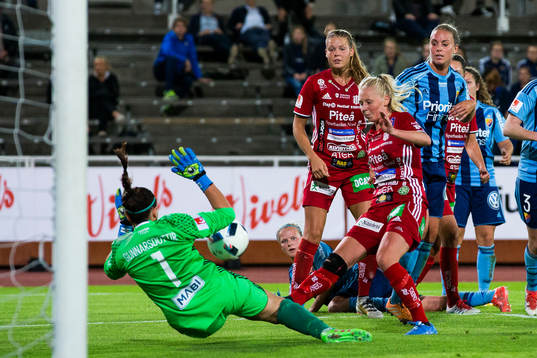 Piteås Elin Bragnum  med ett skott som Djurgårdens