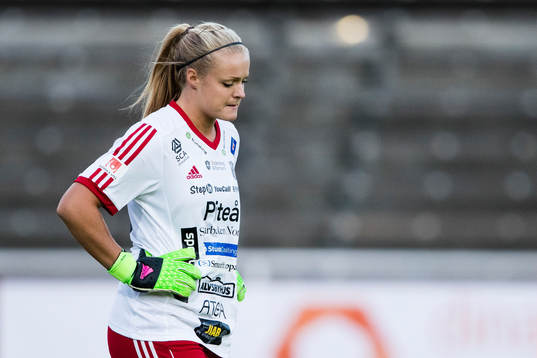 Piteås målvakt Hilda Carlén ser deppig ut