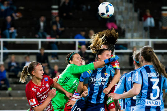Djurgårdens målvakt Gudbjörg Gunnarsdottir boxar bort