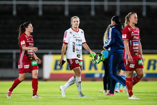 Piteås Josefin Johansson och målvakt Hilda Carlén ser