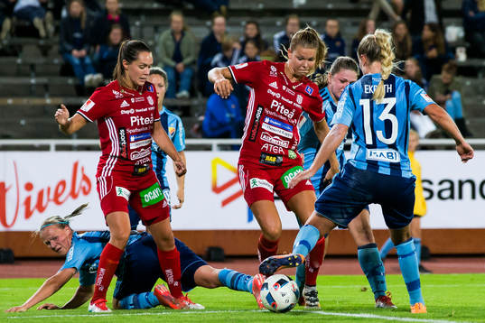 Piteås Nina Jakobsson i ett försök att ta sig förbi