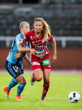 Djurgårdens Madeleine Stegius i kamp om bollen med Piteås