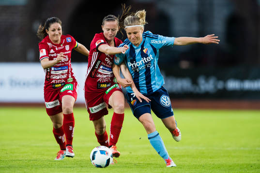Piteås Lena Blomkvist i kamp om bollen Djurgårdens Katrin