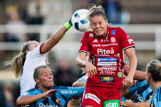 Piteås målvakt Hilda Carlén och Nina Jakobsson på en
