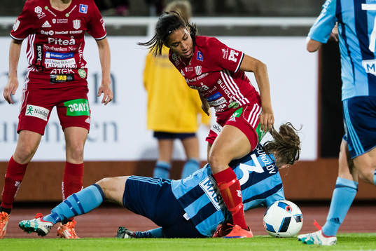 Piteås Tempest-Marie Norlin i kamp om bollen med