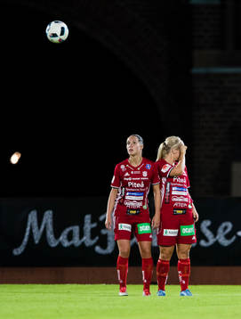 Piteås Felicia Karlsson och Irma Helin i muren