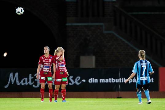 Piteås Felicia Karlsson och Irma Helin i muren